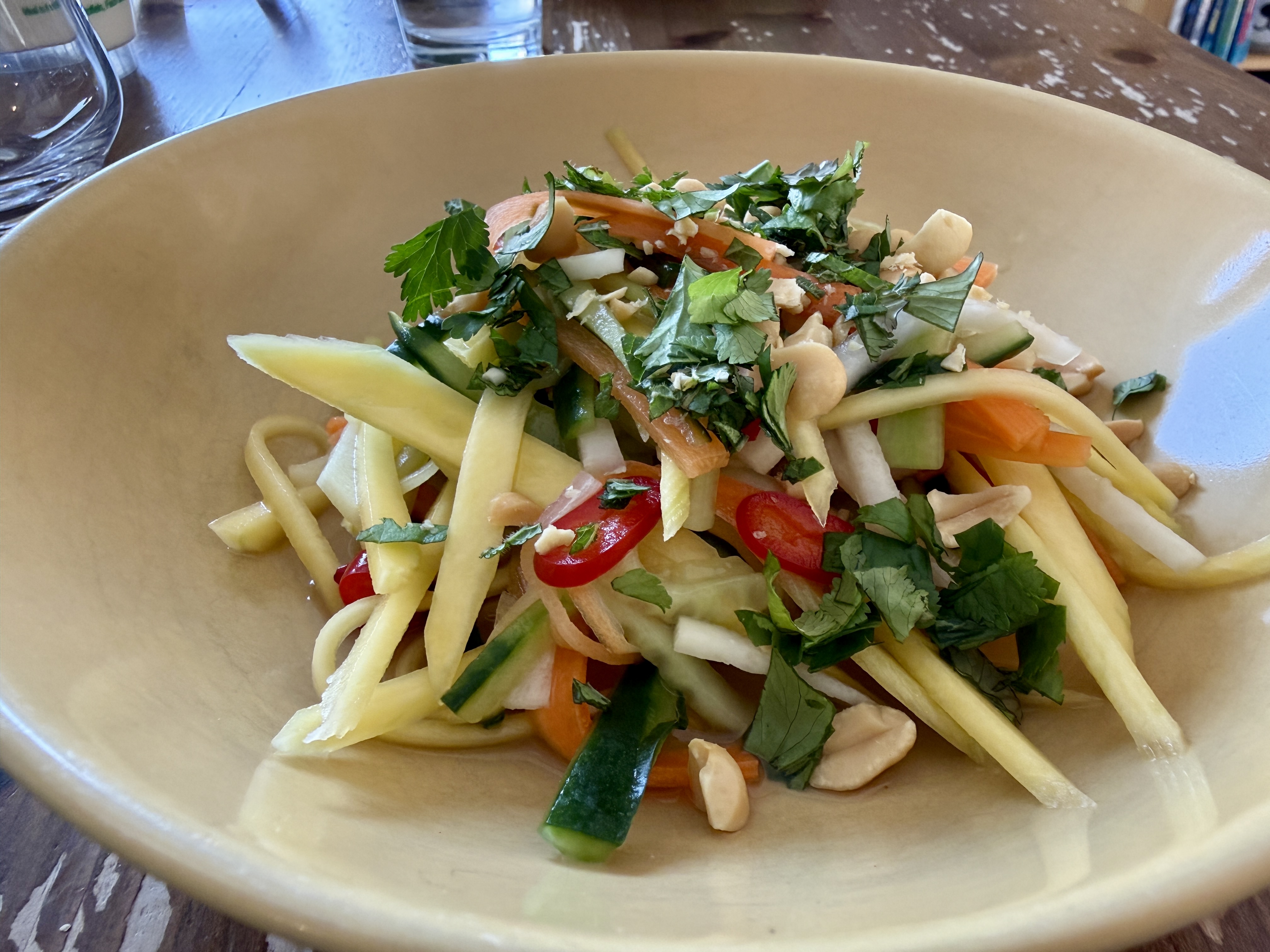 <i>N&ocirc;m Xo&agrave;i -</i><i>Vietnamesischer</i><i>Mango-Salat</i>
